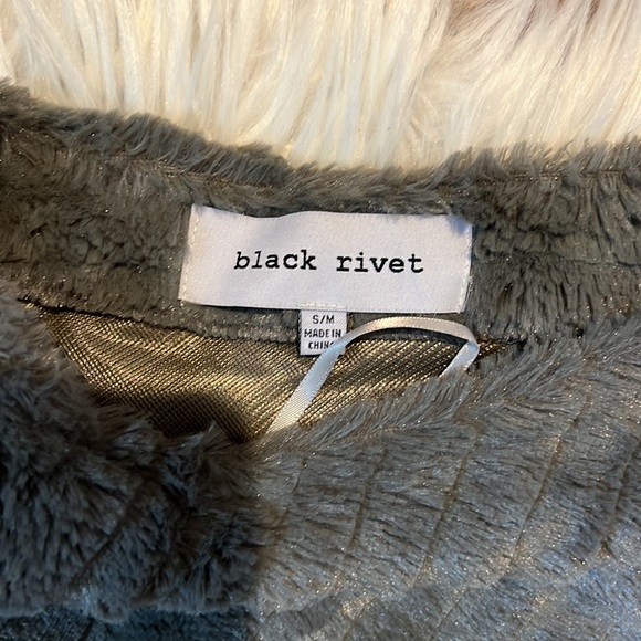 Faux fur poncho - Picture 2 of 3